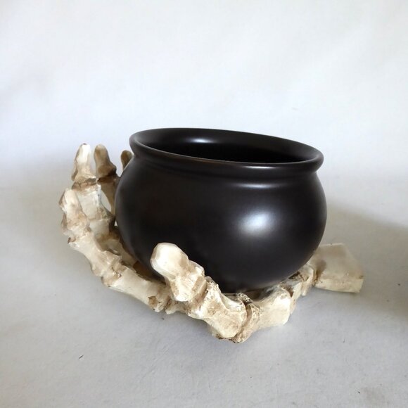 HALLOWEEN SKELETON HANDS HOLDING BLACK CERAMIC CAULDRON CANDY DISH / CUP SET - Picture 3 of 9